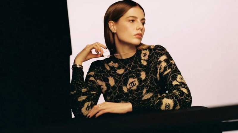 Chanel представляет коллекцию Coco Crush 2024, в которой представлена последняя представительница Дома — Люси Бойнтон