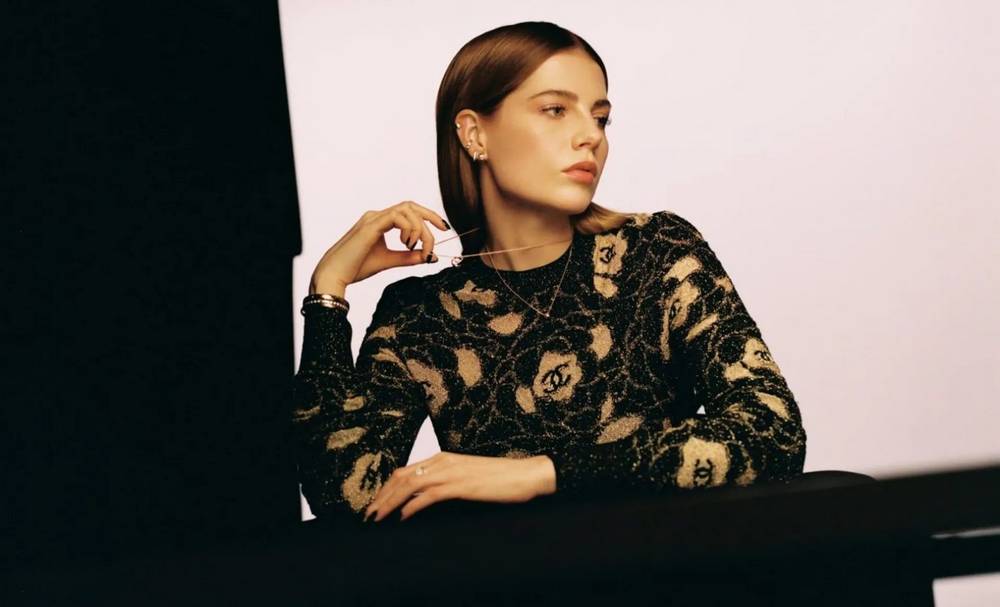 Chanel представляет коллекцию Coco Crush 2024, в которой представлена последняя представительница Дома — Люси Бойнтон