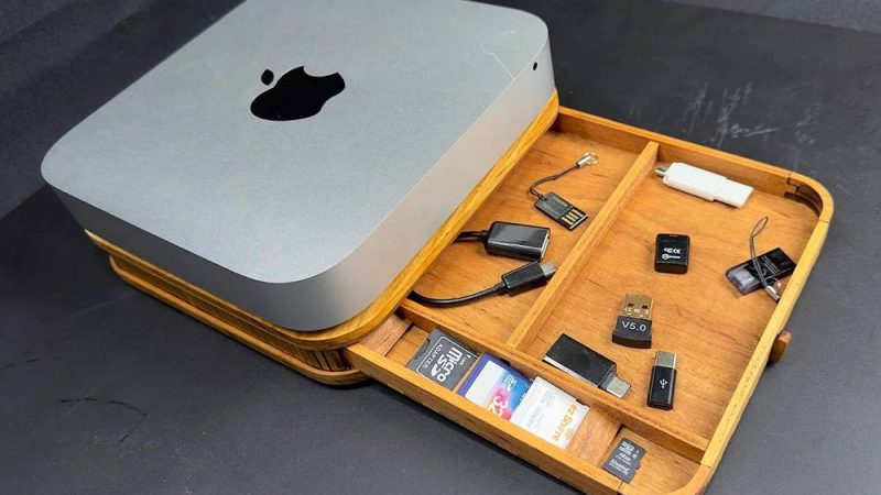 ДЕРЕВЯННАЯ ПОДСТАВКА-ОРГАНАЙЗЕР ДЛЯ MAC MINI С ДВЕРЦЕЙ-ТАМБУРОМ, ЧТОБЫ СПРЯТАТЬ ВАШИ ВЕЩИ
