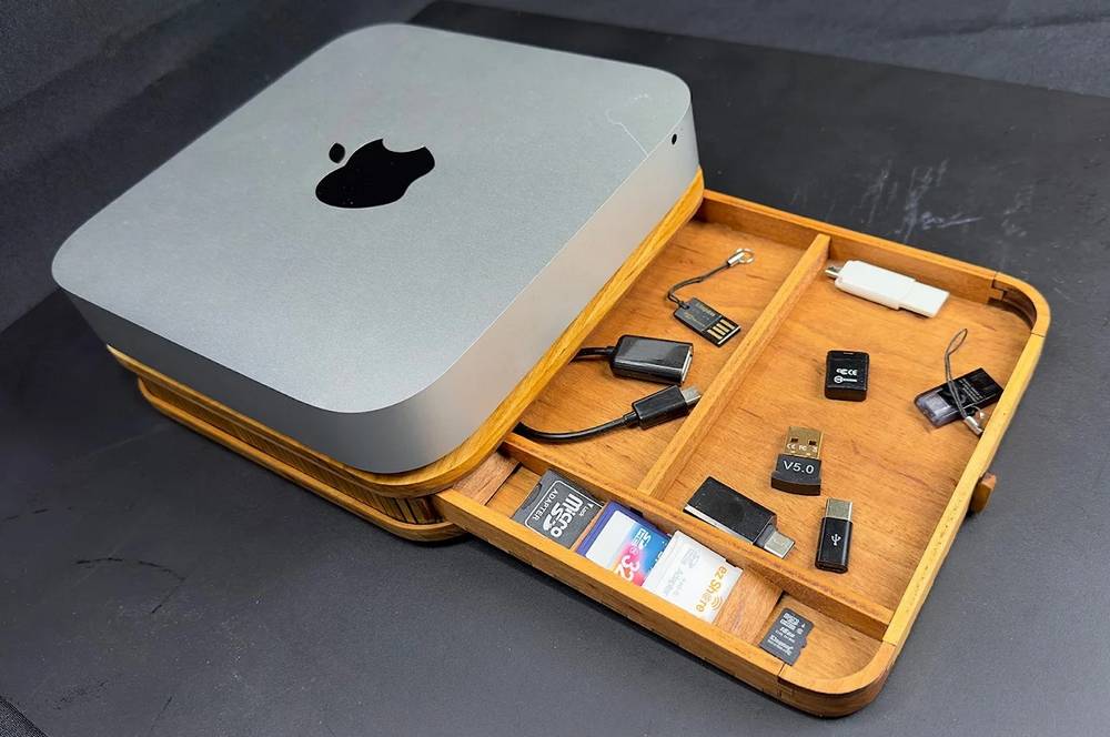ДЕРЕВЯННАЯ ПОДСТАВКА-ОРГАНАЙЗЕР ДЛЯ MAC MINI С ДВЕРЦЕЙ-ТАМБУРОМ, ЧТОБЫ СПРЯТАТЬ ВАШИ ВЕЩИ